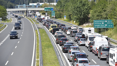 Pripravite se na prometni kaos: na avtocestah že nastajajo zastoji