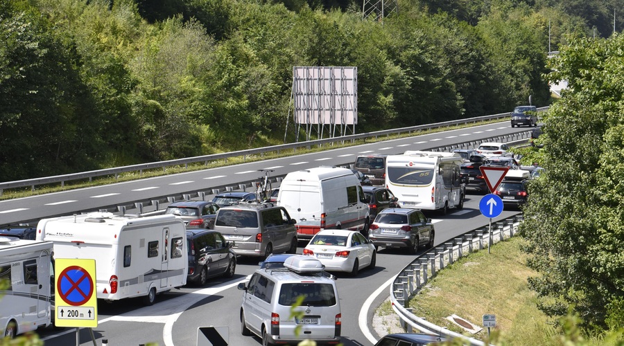 Spet čakajo in se kuhajo: razmere so zelo kritične, kje je najhuje? (foto: Žiga Živulovič jr./Bobo)