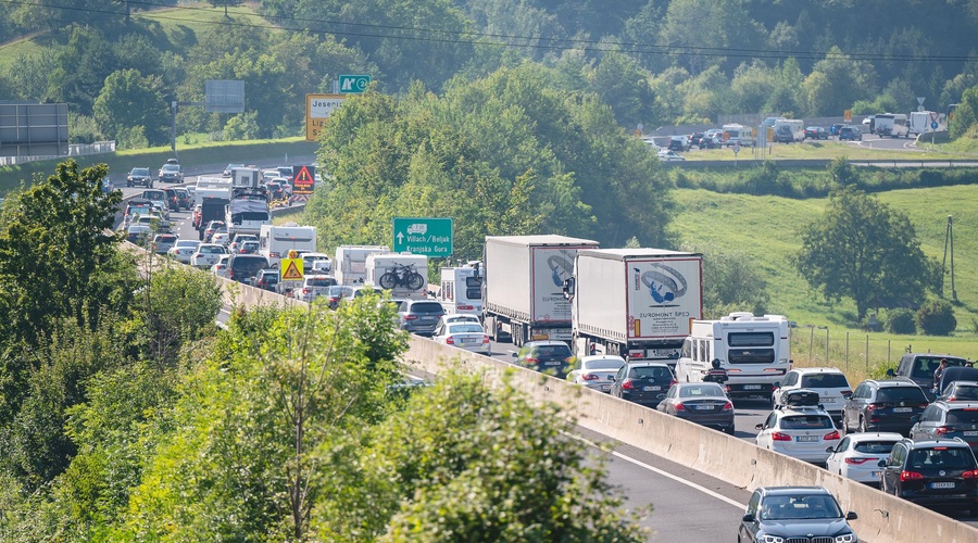 Na cestah znova gneča: v zastoju lahko obtičite na različnih koncih države (preverite, kje) (foto: Nik Bertoncelj/Bobo)