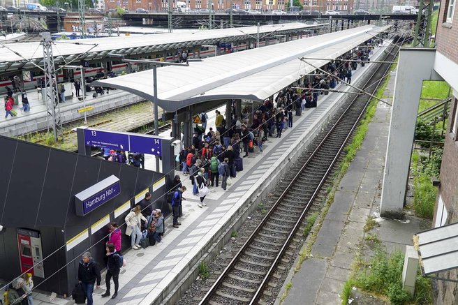 Napad na železniški postaji pretresel svet: ranjenih 18 ljudi, vsaj štirje v kritičnem stanju