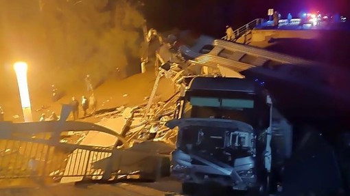 Počilo v trenutku, ko je mimo pripeljal vlak: umrlo sedem ljudi, skoraj 70 je poškodovanih
